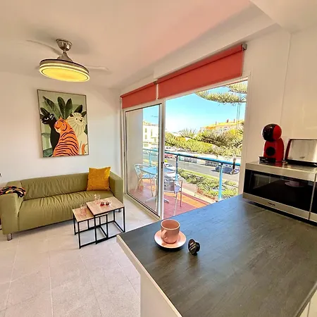 Daire Sunny Terraced Flat In Center