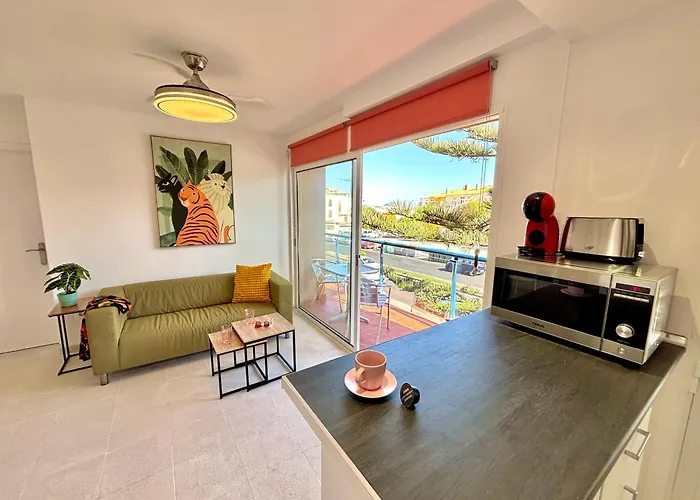 Daire Sunny Terraced Flat In Center